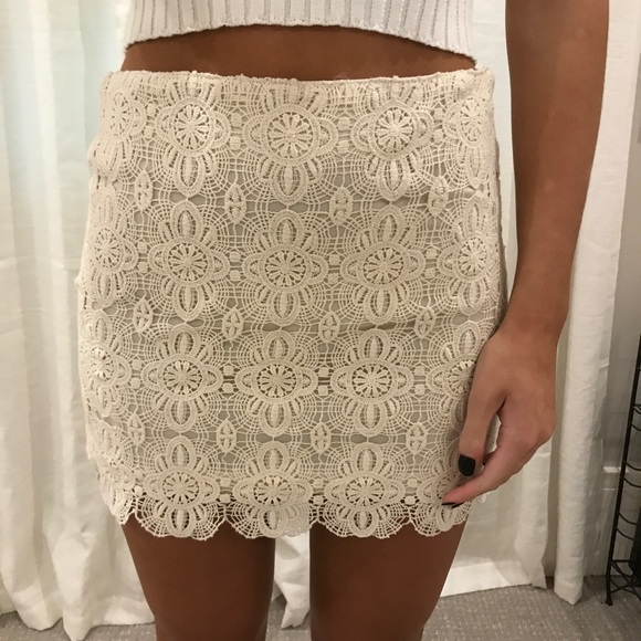 White skirt - Picture 1 of 2